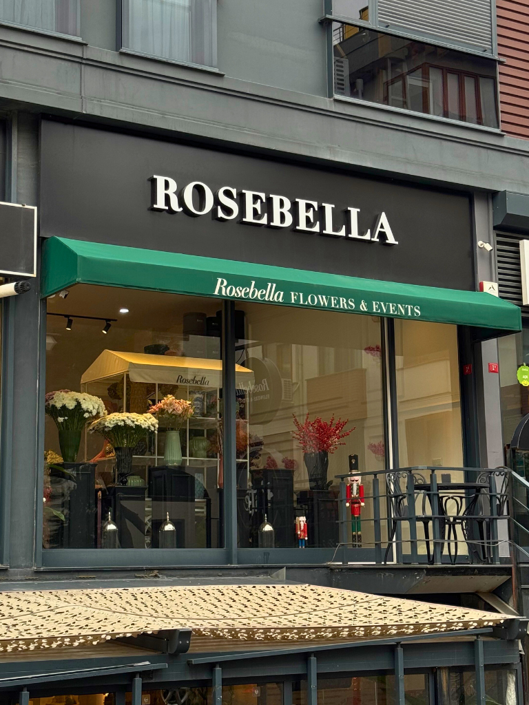 Üsküdar Acıbadem’de butik ve lüks çiçek tasarımları sunan Rosebella Flowers mağazası