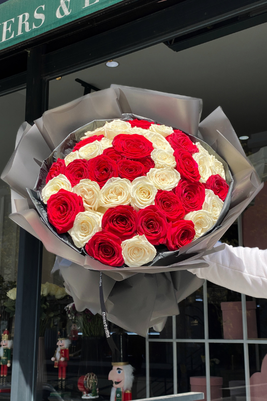 41 Kırmızı Beyaz Ekvator Gülü Buketi