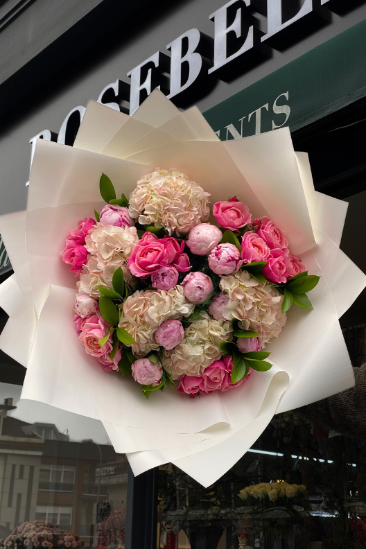 Pure Elegance Ortanca Şakayık Buketi