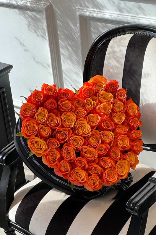 Kalpli Kutuda Turuncu Güller