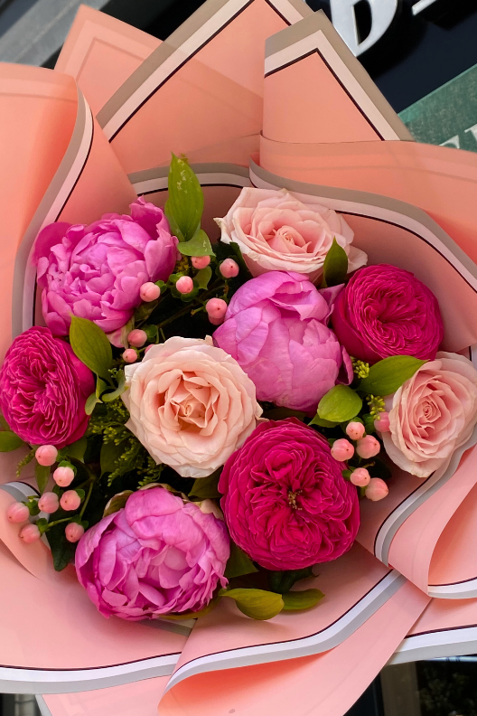 Scarlet Sensation Gül Şakayık Buketi