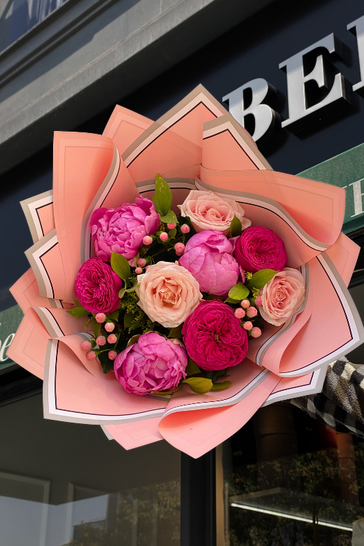 Scarlet Sensation Gül Şakayık Buketi