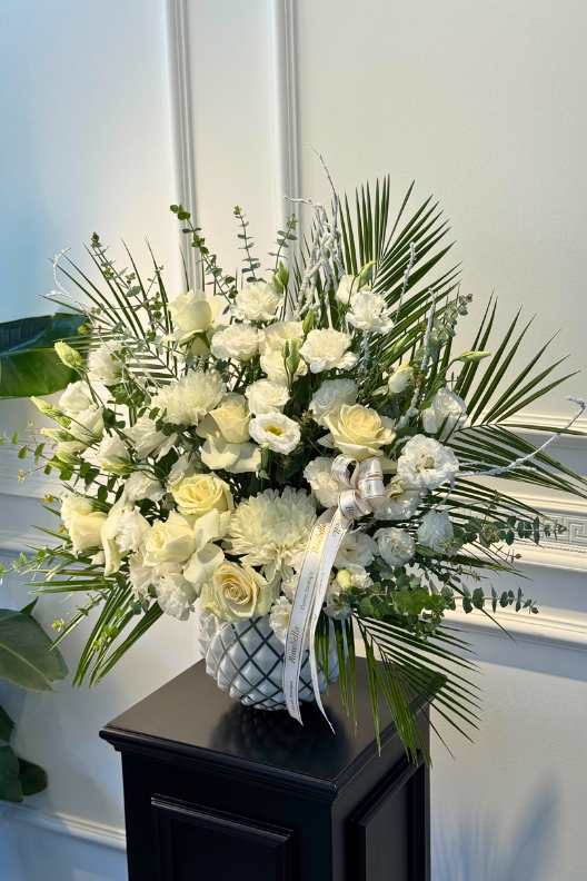 Vazoda Beyaz Lisyantus ve Güller