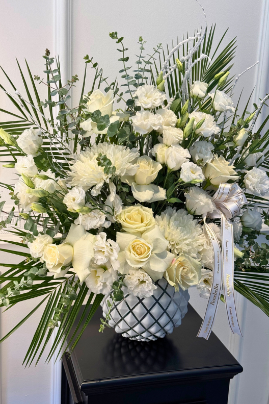 Vazoda Beyaz Lisyantus ve Güller