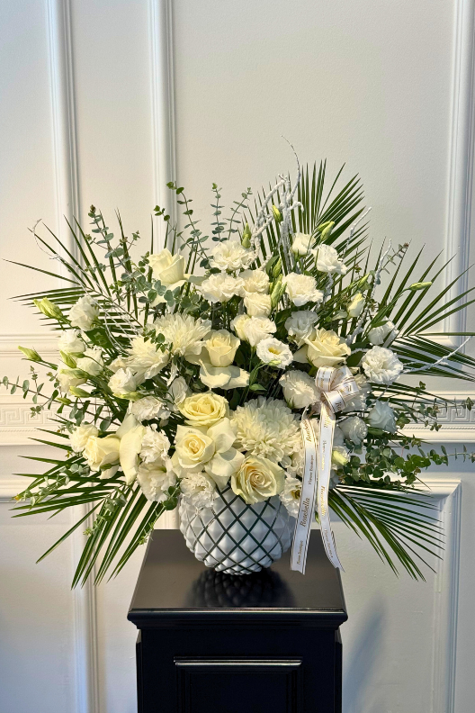 Vazoda Beyaz Lisyantus ve Güller