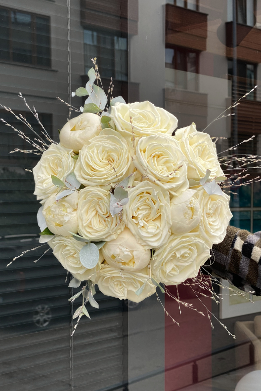 Beyaz Şakayık Ekvator Gülü Gelin Buketi