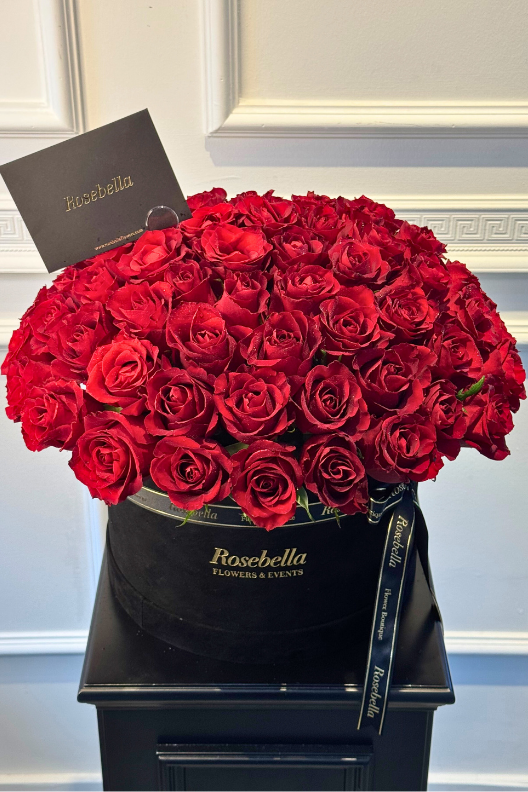 Siyah Kutuda Kırmızı Güller