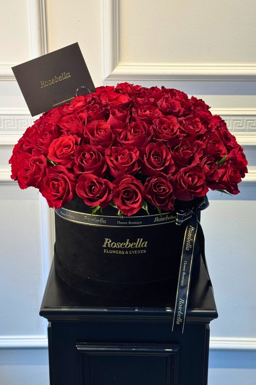 Siyah Kutuda Kırmızı Güller