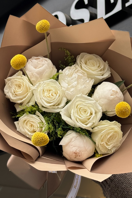 Beyaz Şakayık Gül Buketi