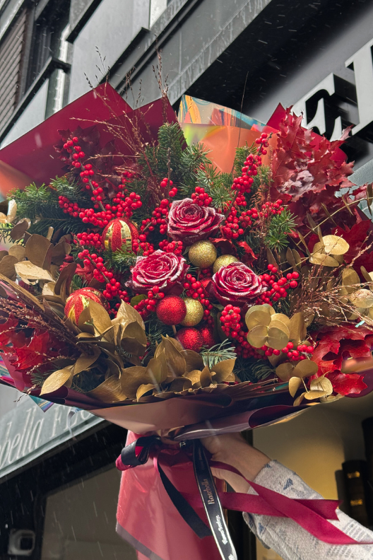 Karlı Kırmızı Gül Ilex Buketi