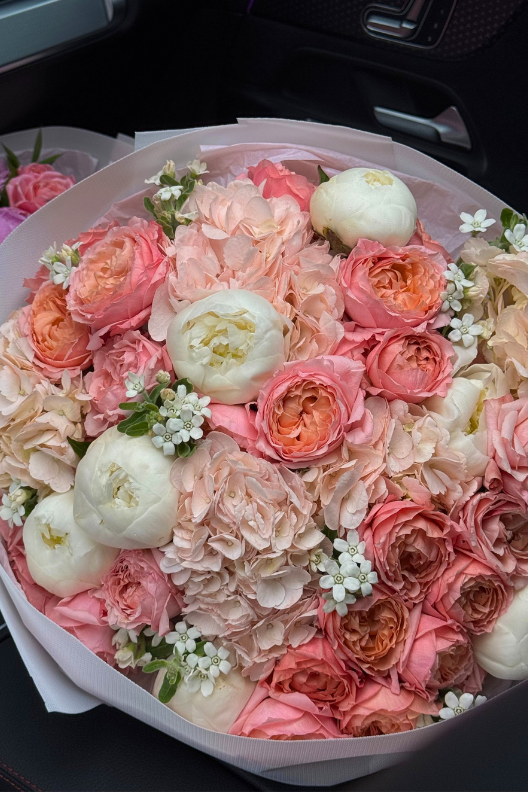 Pembe Ortanca Güller Beyaz Şakayık Buketi