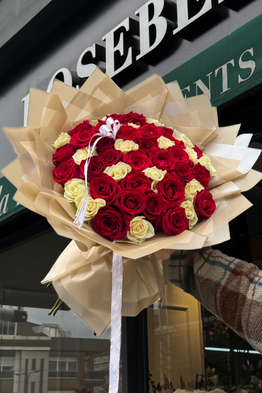 51 Kırmızı Beyaz Gül Buketi