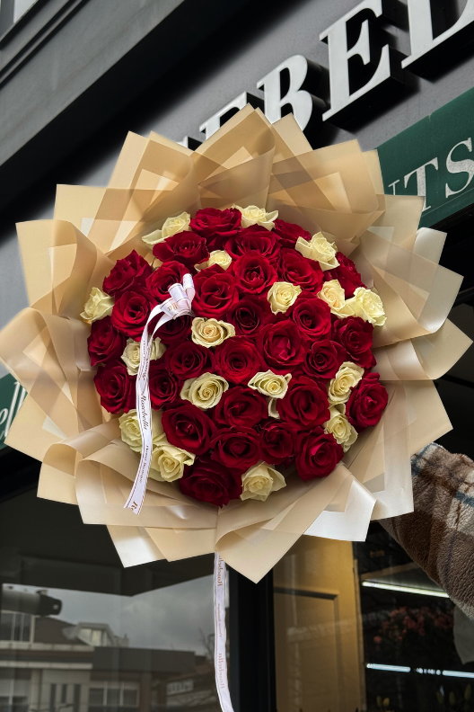51 Kırmızı Beyaz Gül Buketi