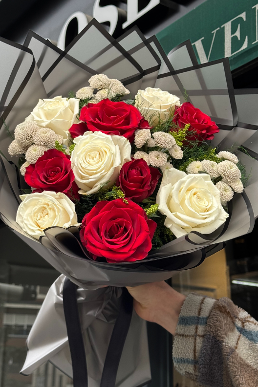 Kırmızı Beyaz Güller Buketi