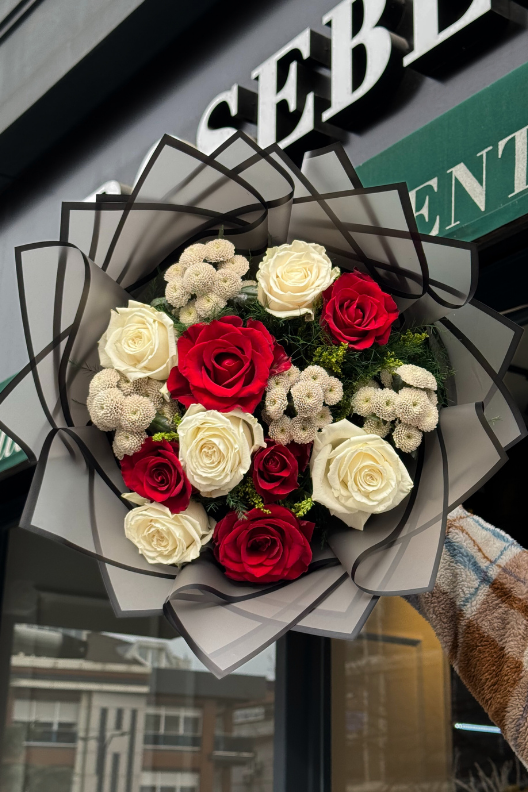 Kırmızı Beyaz Güller Buketi