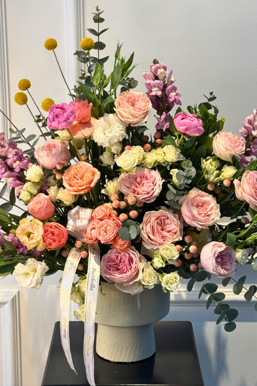 Beton Vazoda Hollanda Gülleri Şakayıklı Aranjman