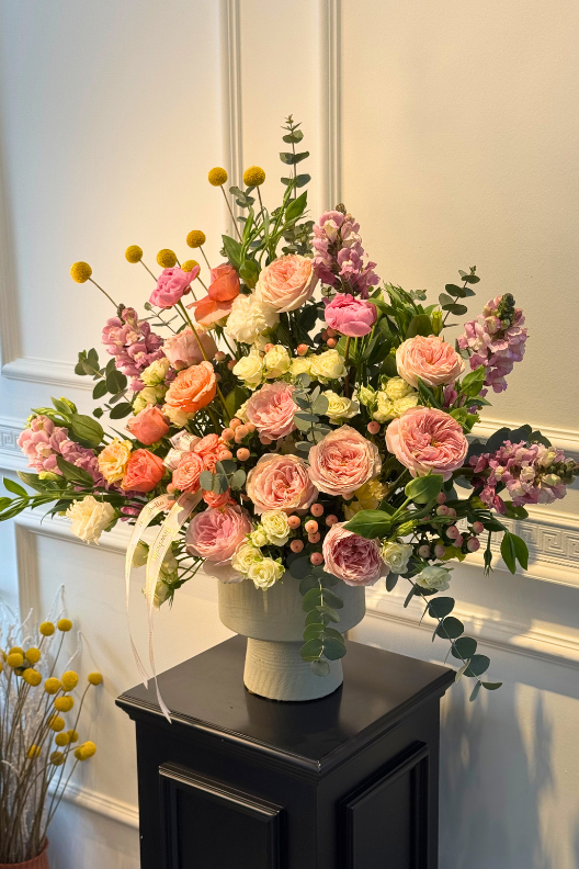 Beton Vazoda Hollanda Gülleri Şakayıklı Aranjman