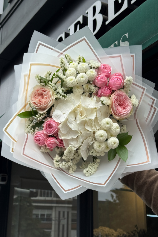 Beyaz Ortanca Pembe Hollanda Gülleri Buketi