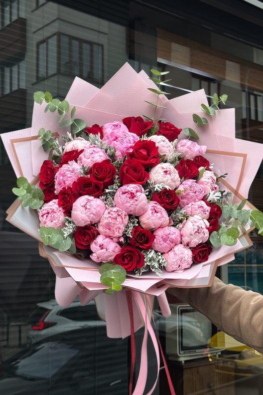 Pembe Şakayık Kırmızı Güller Buketi