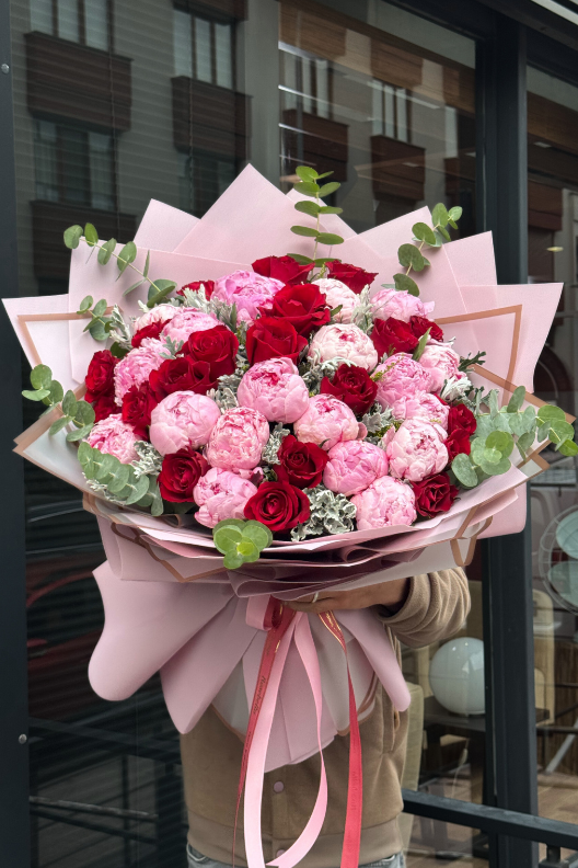 Pembe Şakayık Kırmızı Güller Buketi