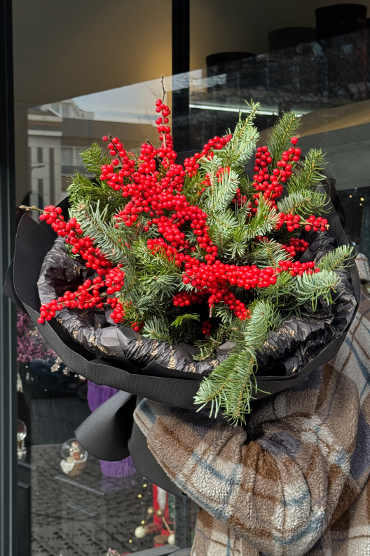 Red Pine Elegance – Yeni Yıl Özel Lüks Buket