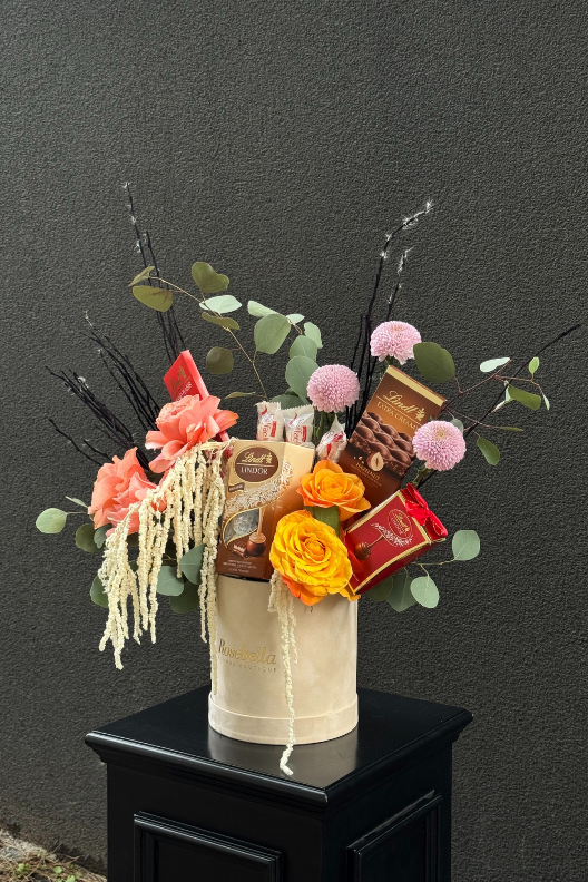 Krem Silindir Kutuda Lüks Gül & Çikolata Aranjmanı