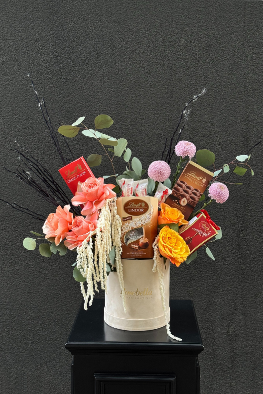 Krem Silindir Kutuda Lüks Gül & Çikolata Aranjmanı