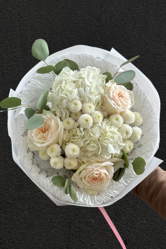 White O’Hara Güllü Beyaz Ortanca Buketi