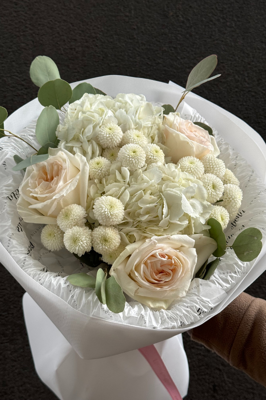 White O’Hara Güllü Beyaz Ortanca Buketi