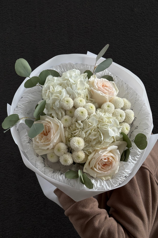 White O’Hara Güllü Beyaz Ortanca Buketi