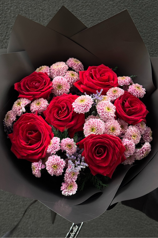 Kırmızı Güller & Lila Krizantemler Premium Buketi