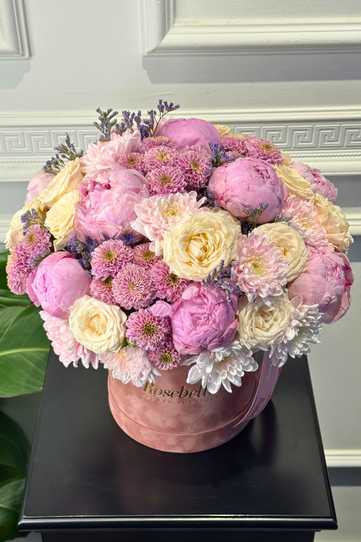 Pudra Kutuda Pembe Şakayık ve Çardak Gülleri Aranjmanı