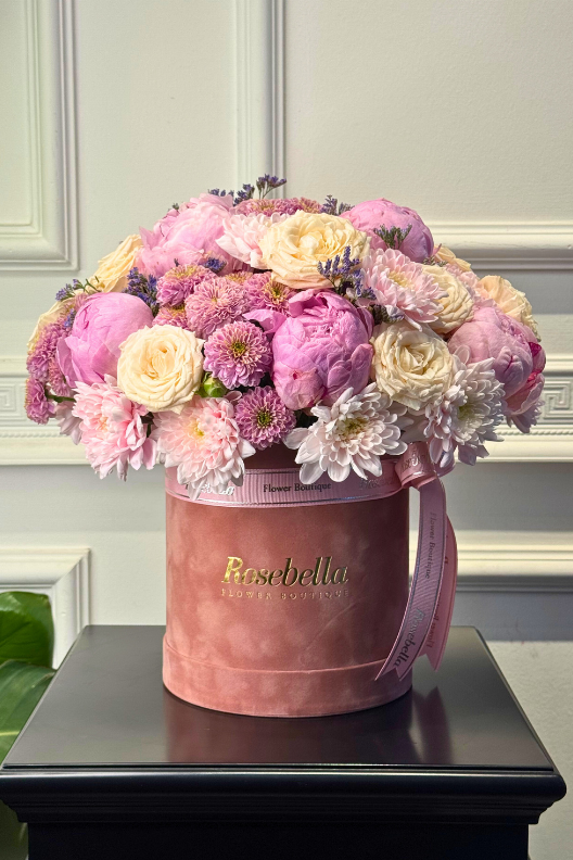 Pudra Kutuda Pembe Şakayık ve Çardak Gülleri Aranjmanı