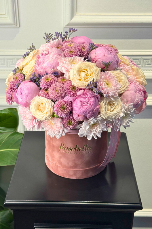 Pudra Kutuda Pembe Şakayık ve Çardak Gülleri Aranjmanı