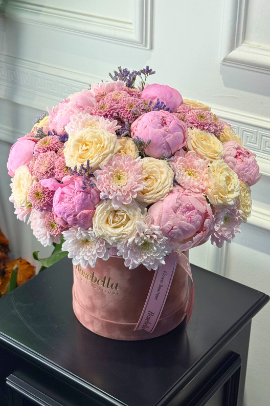 Pudra Kutuda Pembe Şakayık ve Çardak Gülleri Aranjmanı