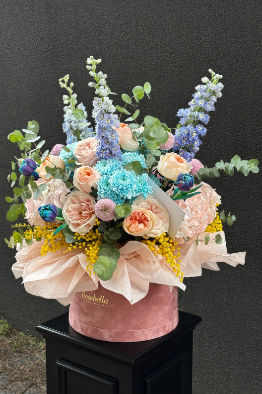 Pudra Pembe Kutuda Mavi Detaylı Premium Gül ve Ortanca Aranjmanı